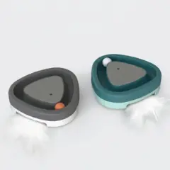 Brinquedo elétrico para gatos triangular posicionado em fundo claro