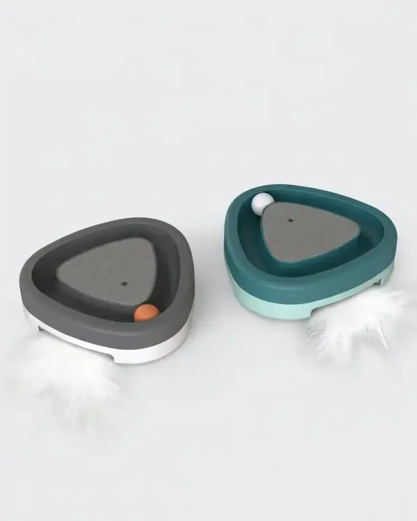 Brinquedo elétrico para gatos triangular posicionado em fundo claro