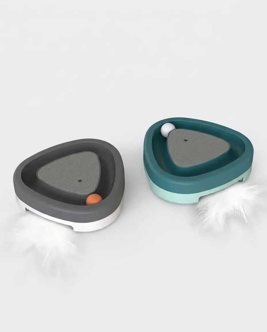Brinquedo elétrico para gatos triangular posicionado em fundo claro
