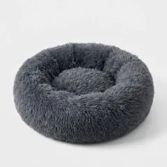 Cama nuvem para gatos macia e fofa sozinha sobre fundo claro