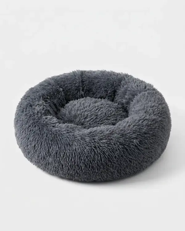 Cama nuvem para gatos macia e fofa sozinha sobre fundo claro